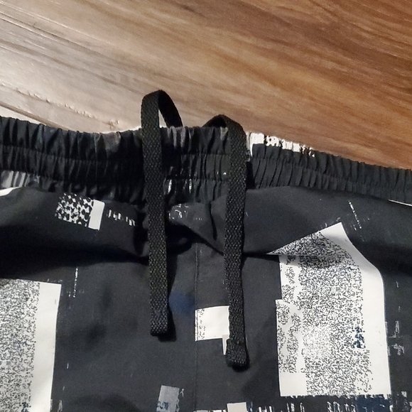 Under Armour Women's Geometric Black and White Shorts - Picture 5 of 5